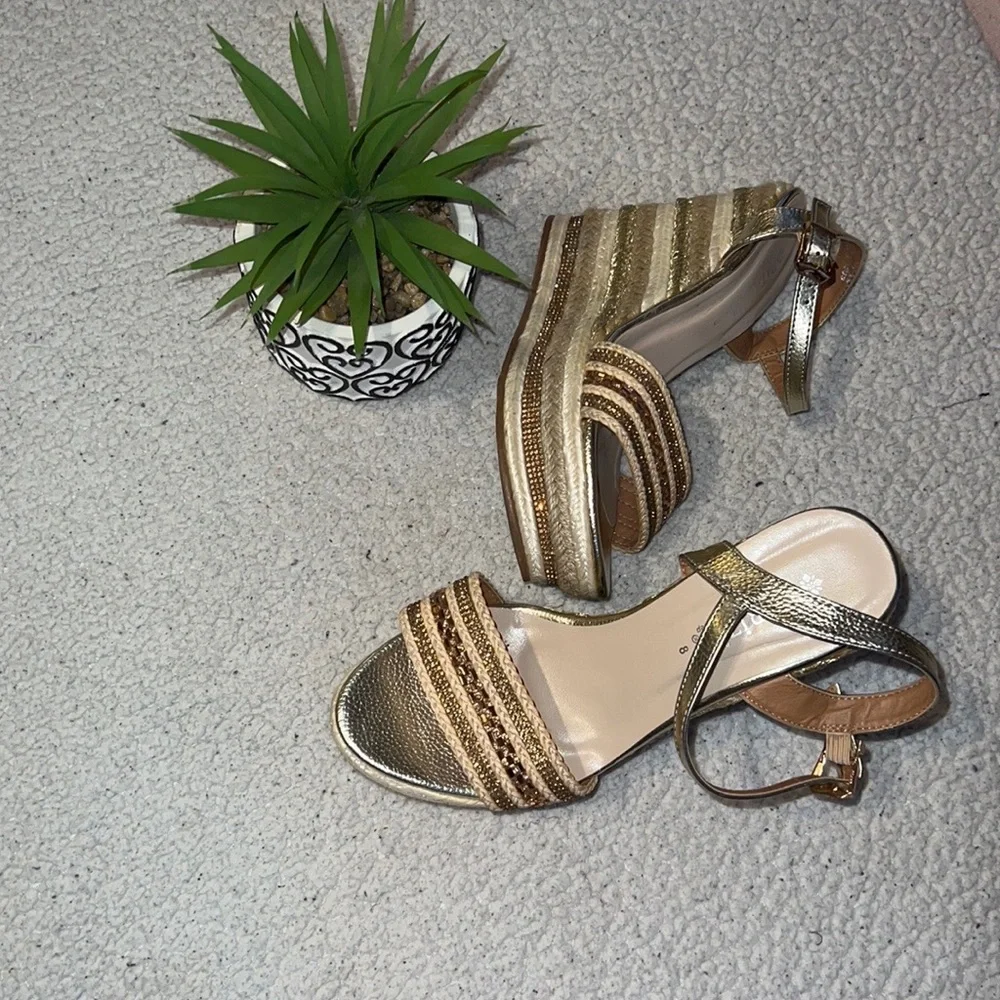 Patral shoe wedges. In‎ gold size